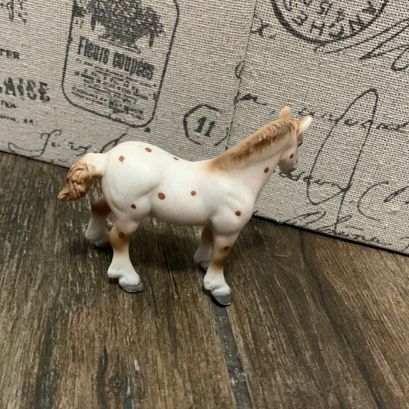 A little play horse with a little mark on the stomach - Picture 2 of 5